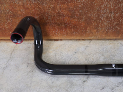 Lenker von Bontrager, BONTRAGER PRO ISOCORE VR - CF RENNRADLENKER – OCLV CARBON – 460 / 480 MM vor USEDBIKES - OB.DE Hintergrund