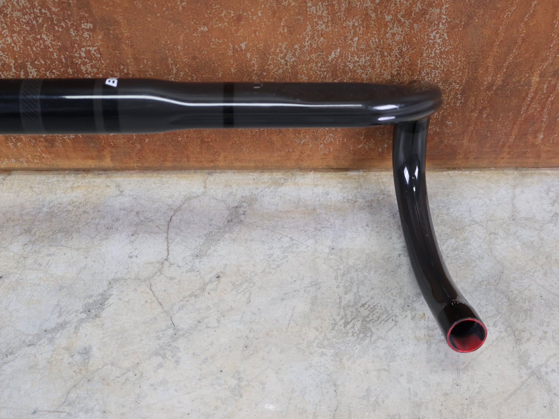 Lenker von Bontrager, BONTRAGER PRO ISOCORE VR - CF RENNRADLENKER – OCLV CARBON – 460 / 480 MM vor USEDBIKES - OB.DE Hintergrund