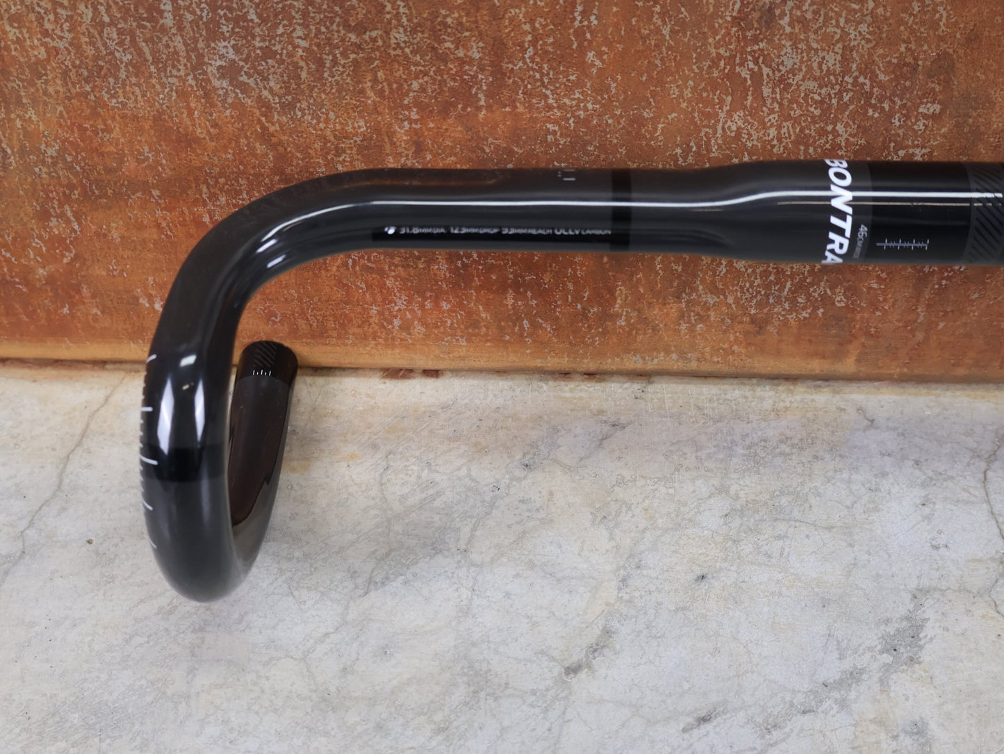 Lenker von Bontrager, BONTRAGER PRO ISOCORE VR - CF RENNRADLENKER – OCLV CARBON – 460 / 480 MM vor USEDBIKES - OB.DE Hintergrund