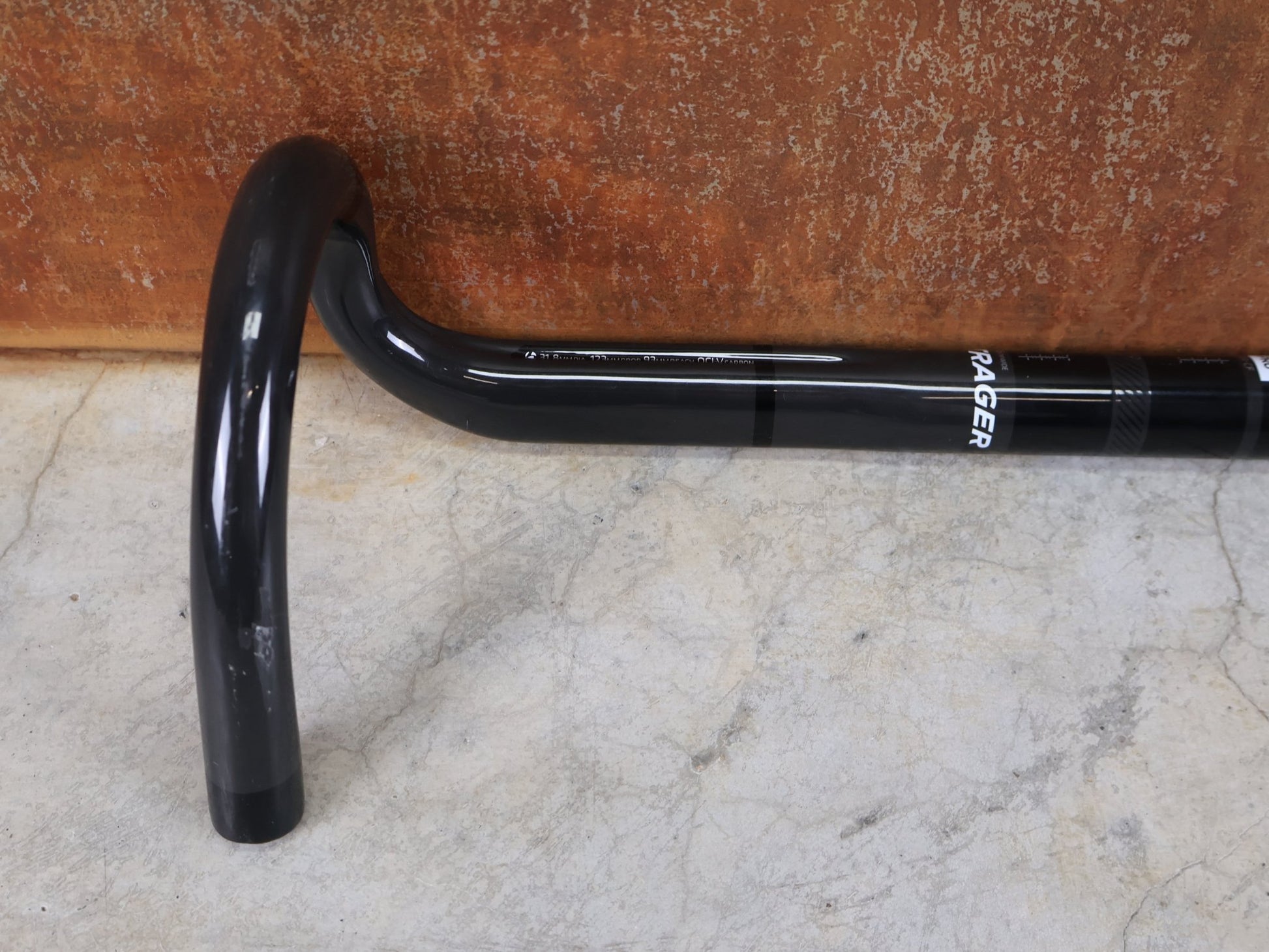 Lenker von Bontrager, BONTRAGER PRO ISOCORE VR - CF RENNRADLENKER – OCLV CARBON – 460 / 480 MM vor USEDBIKES - OB.DE Hintergrund