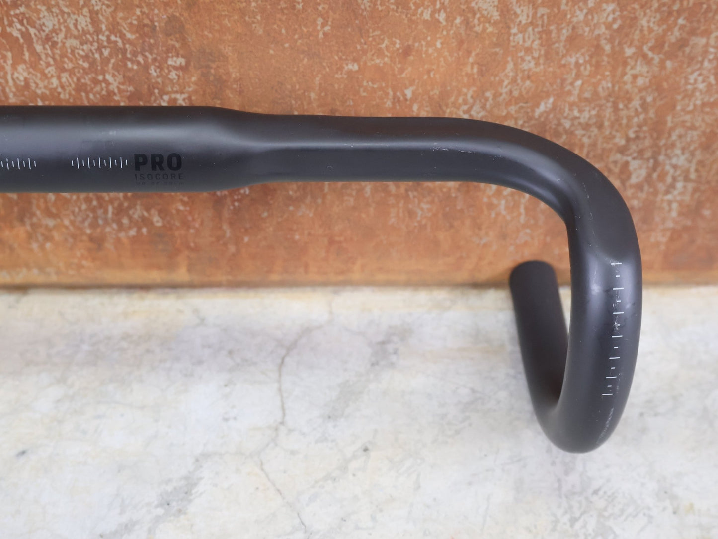 Lenker von Bontrager, BONTRAGER PRO ISOCORE VR - SF RENNRADLENKER – OCLV CARBON – 380 / 400 MM vor USEDBIKES - OB.DE Hintergrund