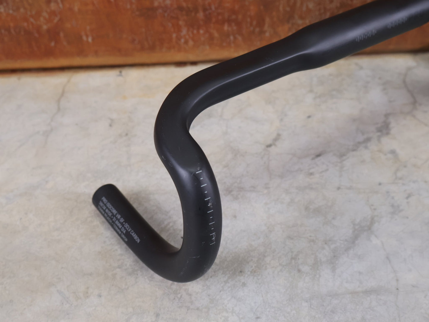 Lenker von Bontrager, BONTRAGER PRO ISOCORE VR - SF RENNRADLENKER – OCLV CARBON – 380 / 400 MM vor USEDBIKES - OB.DE Hintergrund