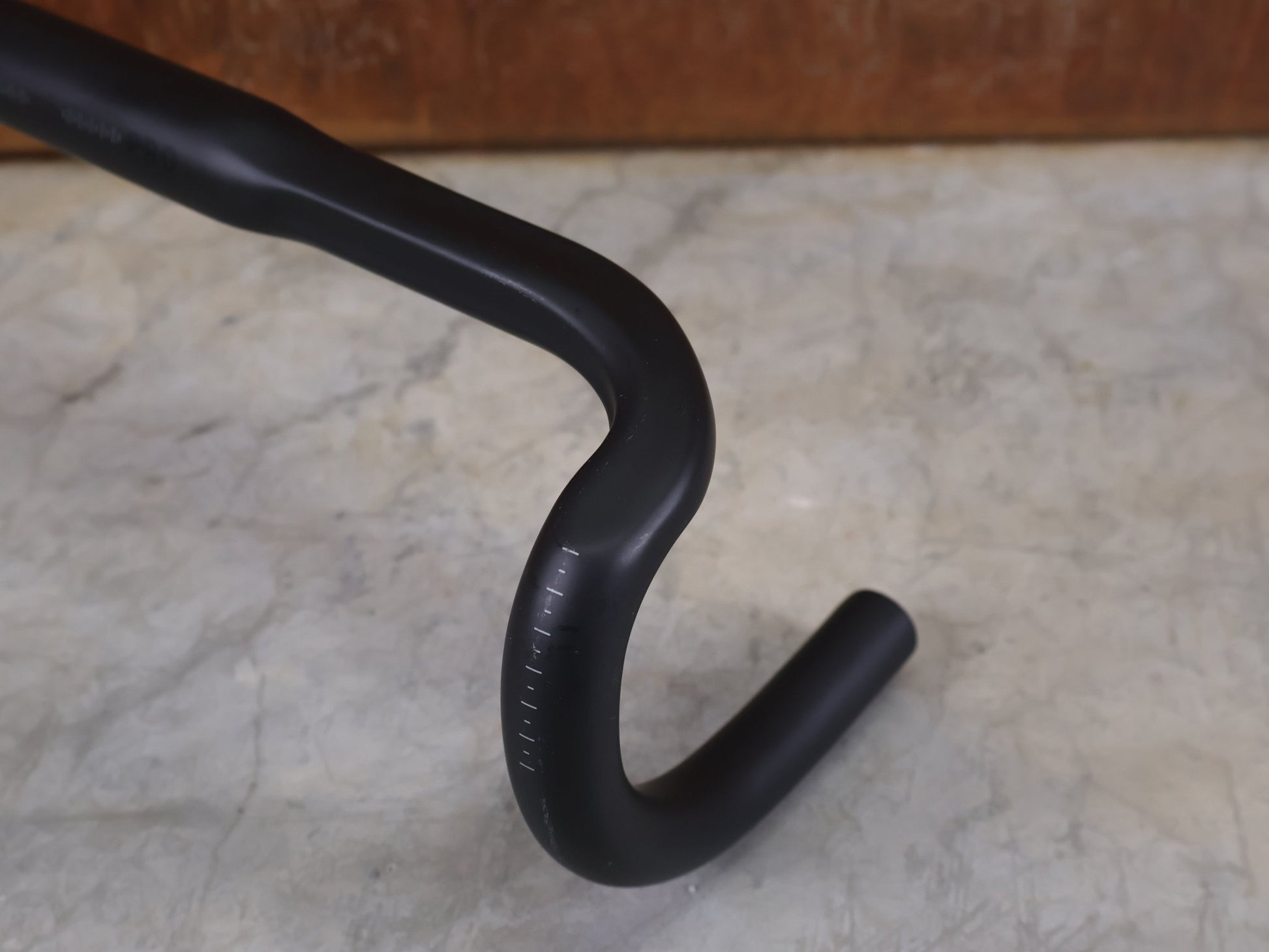 Lenker von Bontrager, BONTRAGER PRO ISOCORE VR - SF RENNRADLENKER – OCLV CARBON – 380 / 400 MM vor USEDBIKES - OB.DE Hintergrund