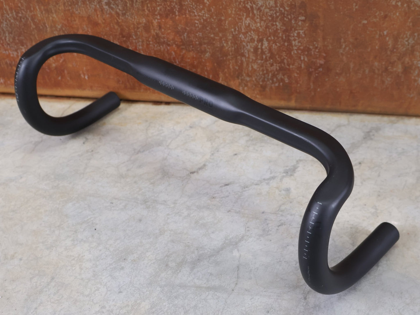 Lenker von Bontrager, BONTRAGER PRO ISOCORE VR - SF RENNRADLENKER – OCLV CARBON – 380 / 400 MM vor USEDBIKES - OB.DE Hintergrund