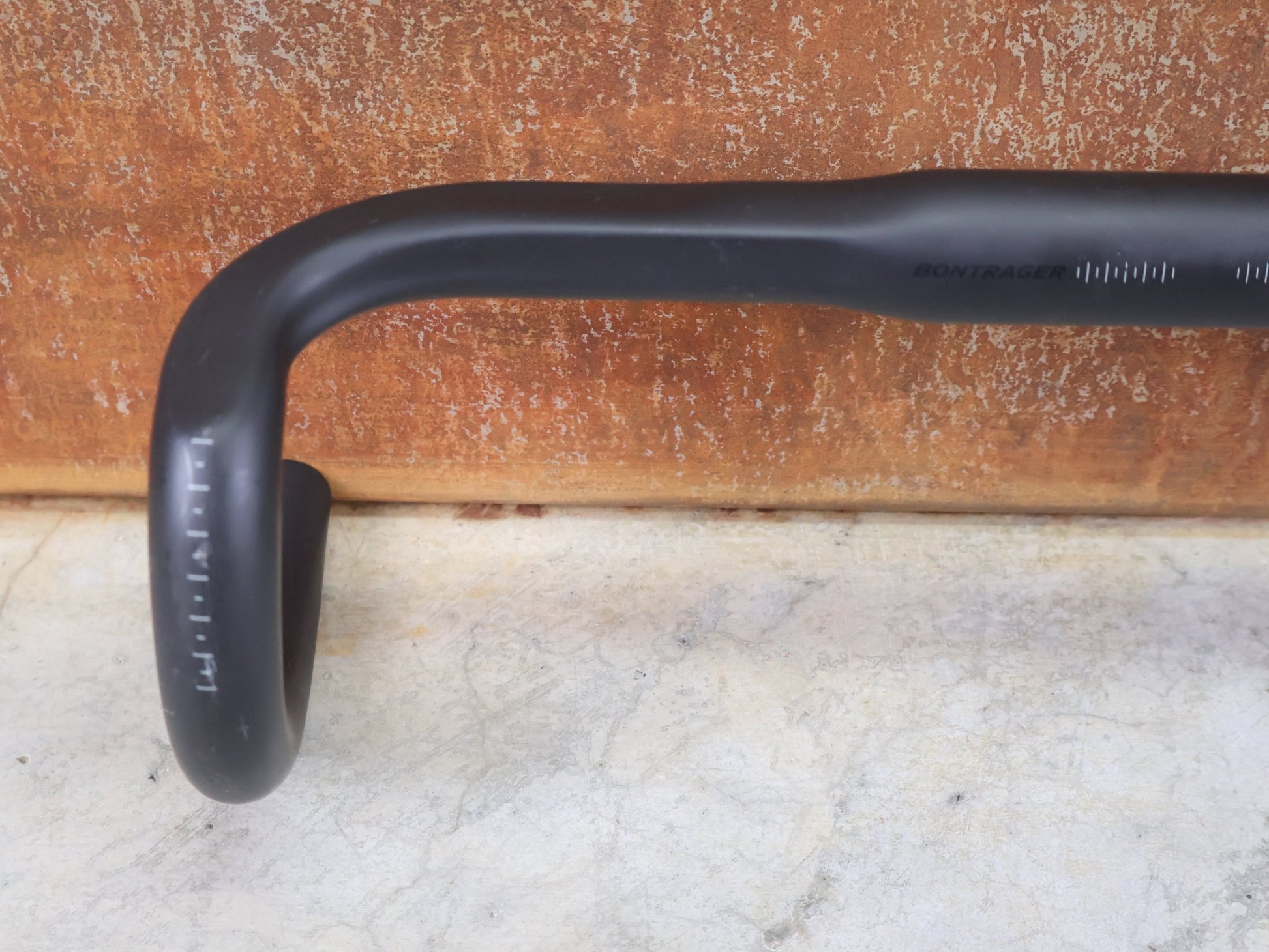 Lenker von Bontrager, BONTRAGER PRO ISOCORE VR - SF RENNRADLENKER – OCLV CARBON – 380 / 400 MM vor USEDBIKES - OB.DE Hintergrund