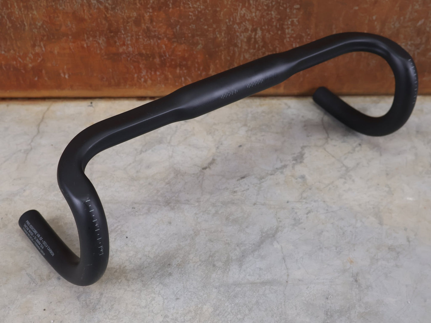 Lenker von Bontrager, BONTRAGER PRO ISOCORE VR - SF RENNRADLENKER – OCLV CARBON – 380 / 400 MM vor USEDBIKES - OB.DE Hintergrund