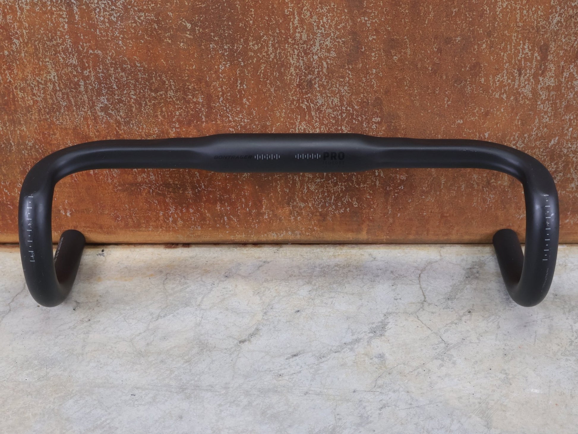 Lenker von Bontrager, BONTRAGER PRO ISOCORE VR - SF RENNRADLENKER – OCLV CARBON – 380 / 400 MM vor USEDBIKES - OB.DE Hintergrund