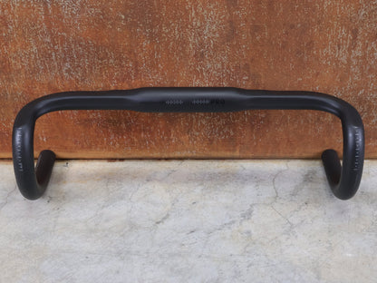 Lenker von Bontrager, BONTRAGER PRO ISOCORE VR - SF RENNRADLENKER – OCLV CARBON – 380 / 400 MM vor USEDBIKES - OB.DE Hintergrund