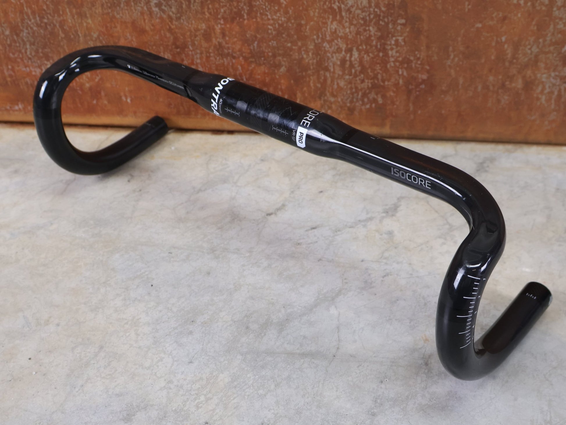 Lenker von Bontrager, BONTRAGER PRO ISOCORE VR - SF RENNRADLENKER – OCLV CARBON – 400 / 420 MM vor USEDBIKES - OB.DE Hintergrund