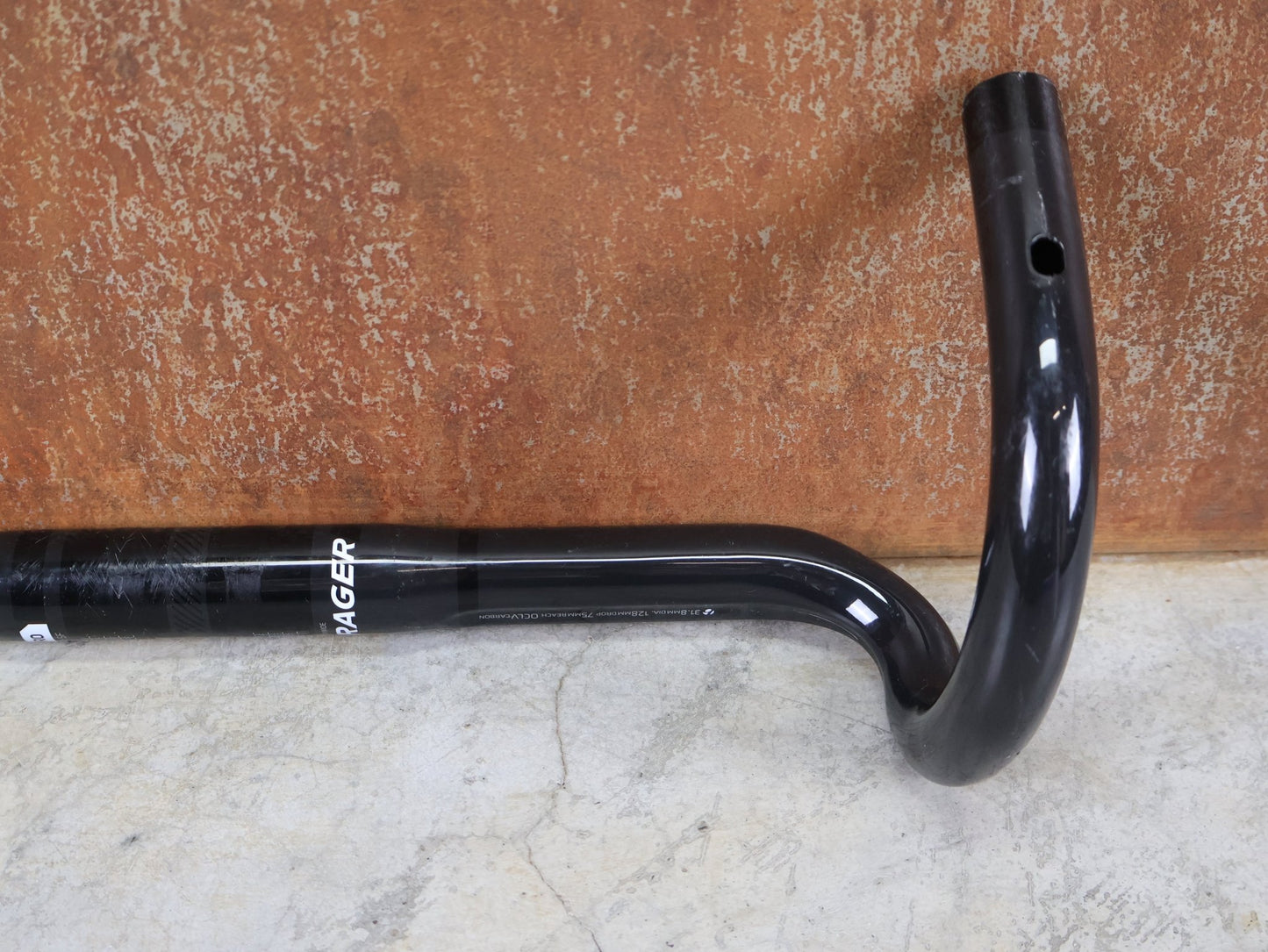 Lenker von Bontrager, BONTRAGER PRO ISOCORE VR - SF RENNRADLENKER – OCLV CARBON – 400 / 420 MM vor USEDBIKES - OB.DE Hintergrund