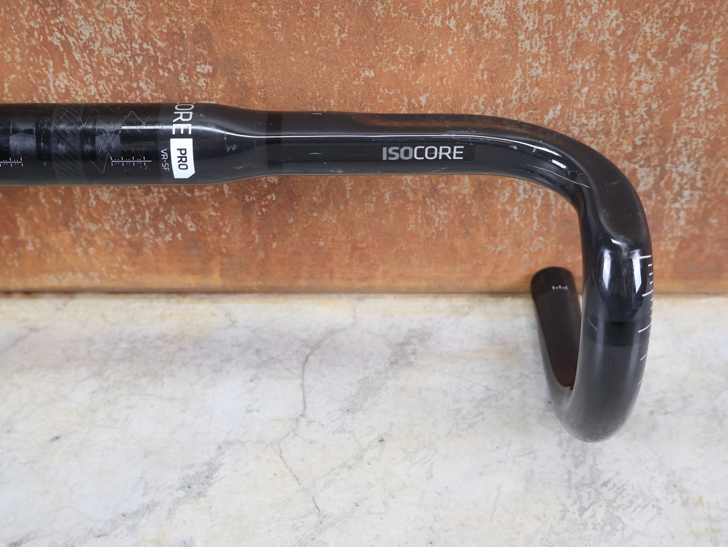 Lenker von Bontrager, BONTRAGER PRO ISOCORE VR - SF RENNRADLENKER – OCLV CARBON – 400 / 420 MM vor USEDBIKES - OB.DE Hintergrund