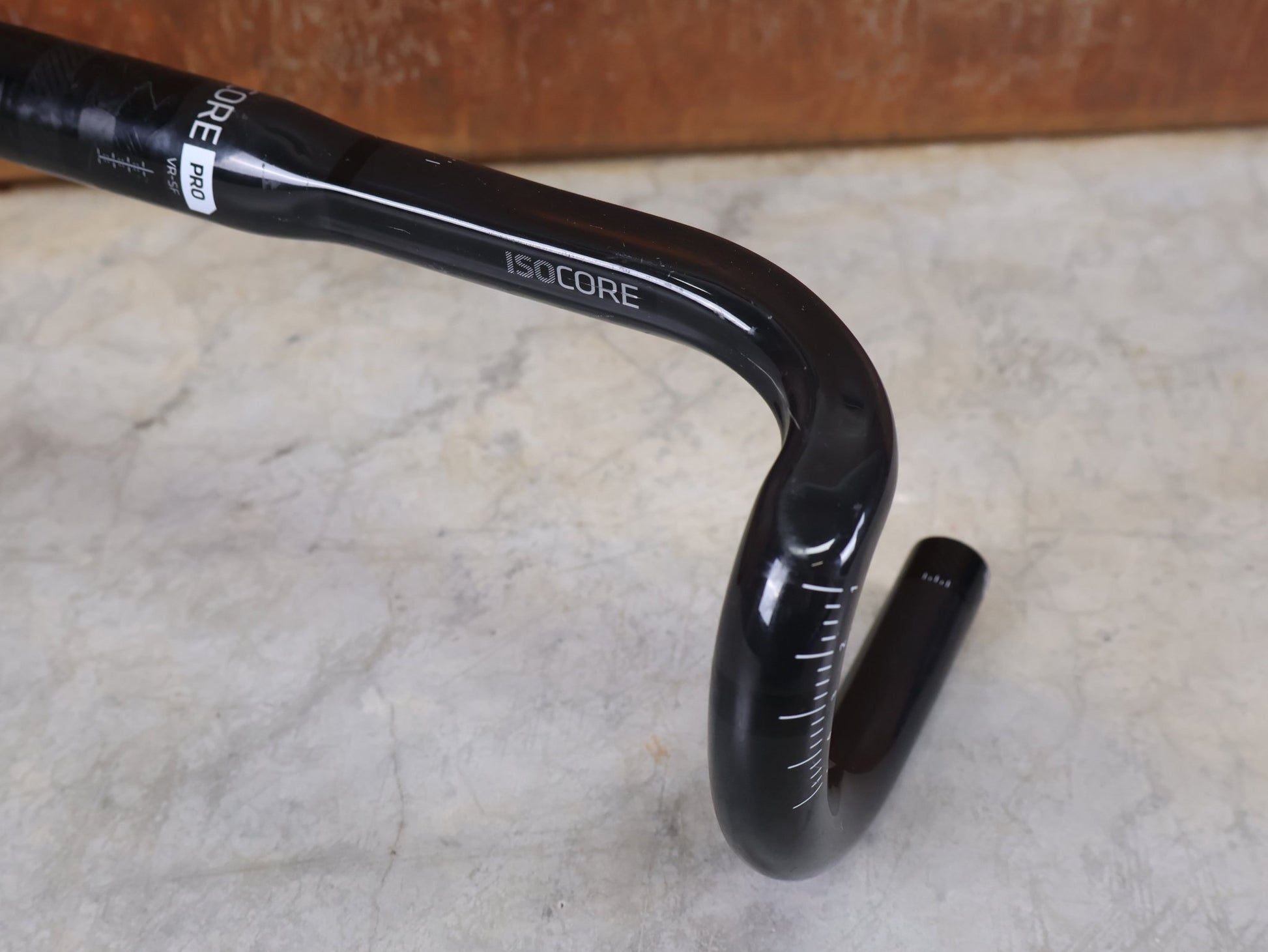 Lenker von Bontrager, BONTRAGER PRO ISOCORE VR - SF RENNRADLENKER – OCLV CARBON – 400 / 420 MM vor USEDBIKES - OB.DE Hintergrund