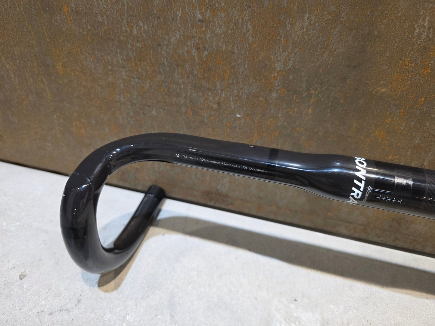 Lenker von Bontrager, BONTRAGER PRO ISOZONE VR - SF RENNRAD LENKER 440MM vor USEDBIKES - OB.DE Hintergrund