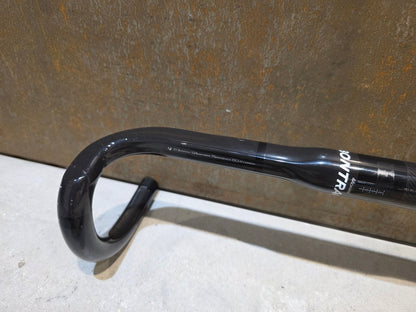 Lenker von Bontrager, BONTRAGER PRO ISOZONE VR - SF RENNRAD LENKER 440MM vor USEDBIKES - OB.DE Hintergrund