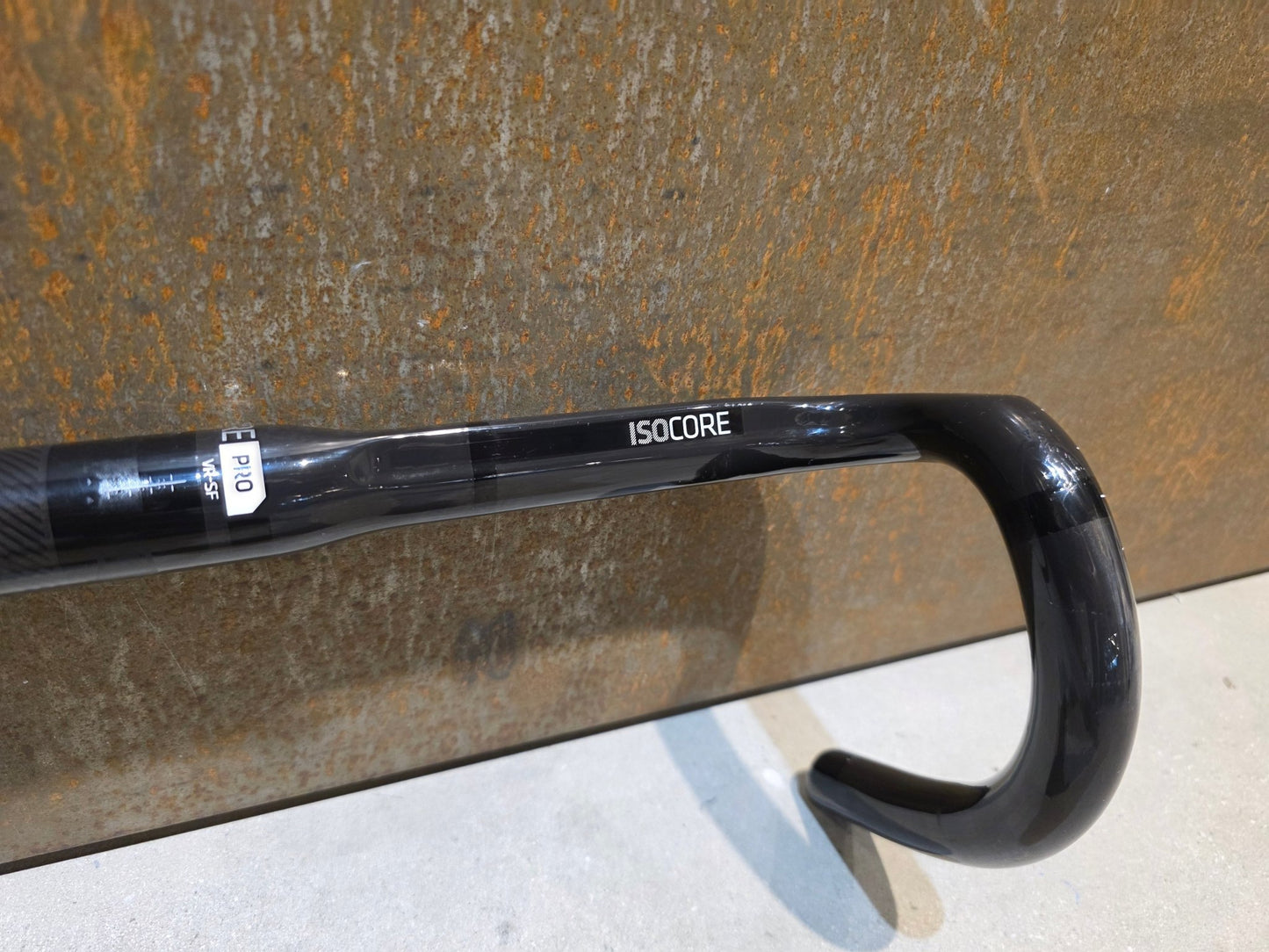 Lenker von Bontrager, BONTRAGER PRO ISOZONE VR - SF RENNRAD LENKER 440MM vor USEDBIKES - OB.DE Hintergrund