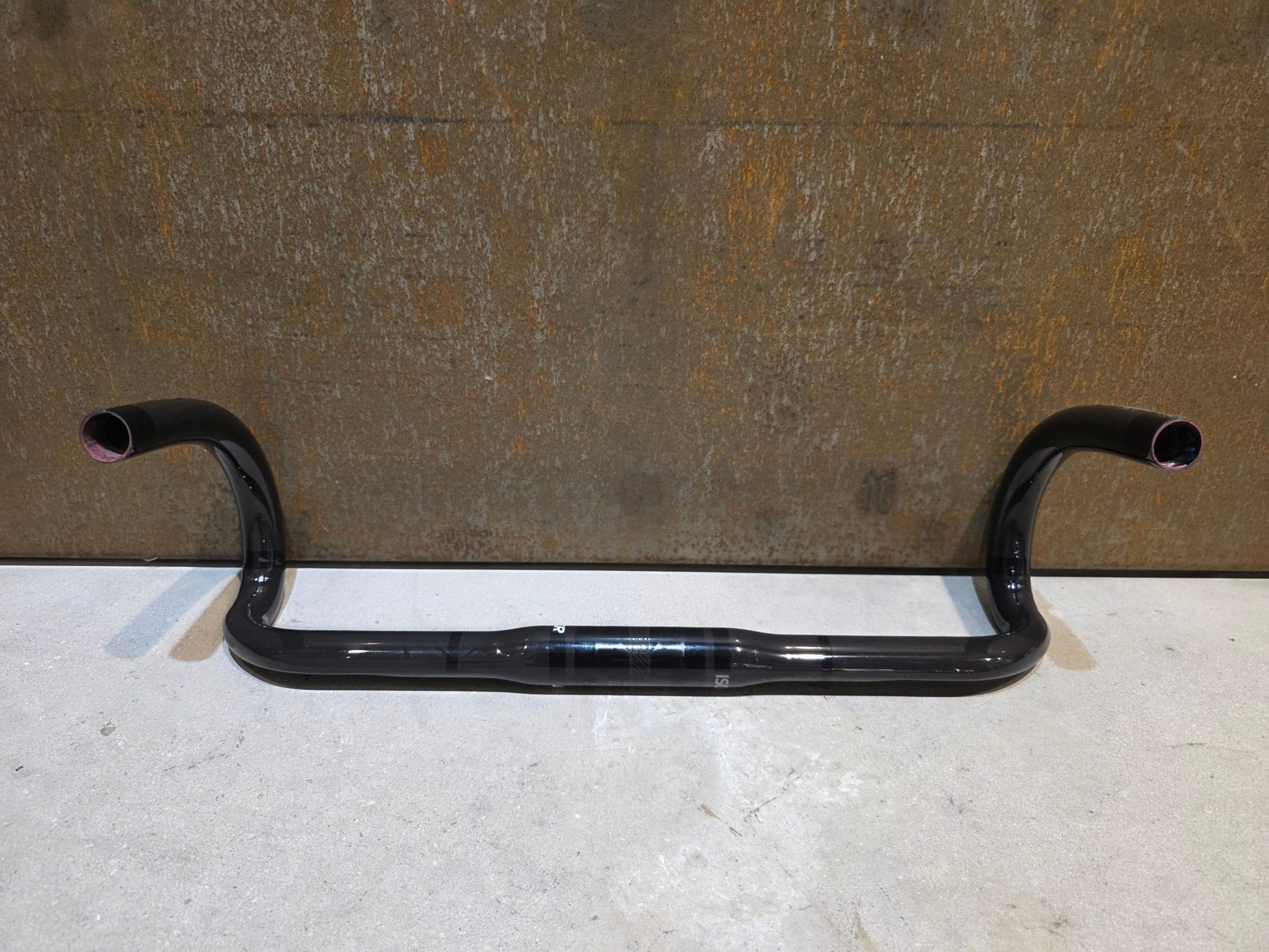 Lenker von Bontrager, BONTRAGER PRO ISOZONE VR - SF RENNRAD LENKER 440MM vor USEDBIKES - OB.DE Hintergrund