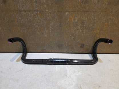 Lenker von Bontrager, BONTRAGER PRO ISOZONE VR - SF RENNRAD LENKER 440MM vor USEDBIKES - OB.DE Hintergrund