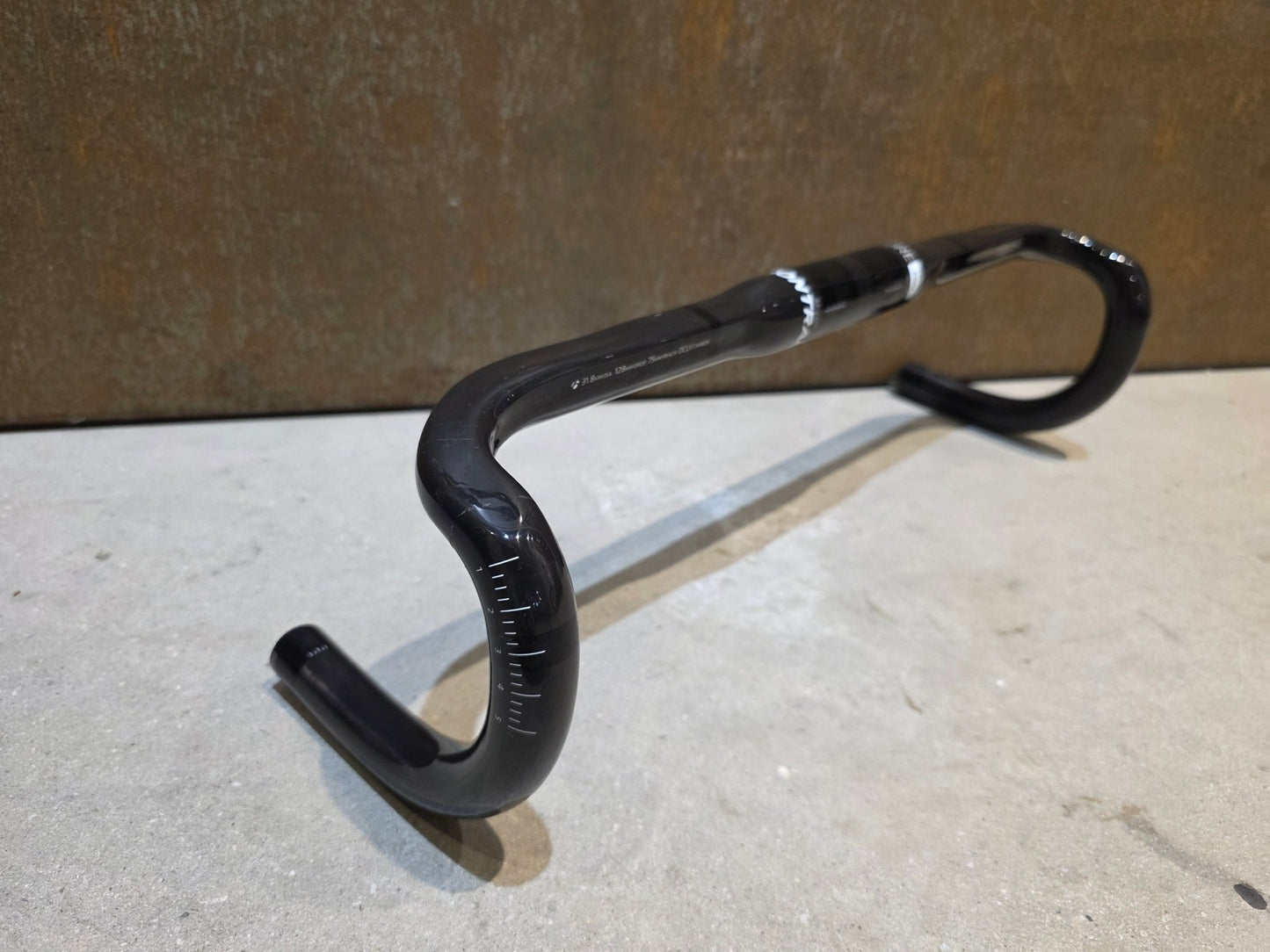 Lenker von Bontrager, BONTRAGER PRO ISOZONE VR - SF RENNRAD LENKER 440MM vor USEDBIKES - OB.DE Hintergrund