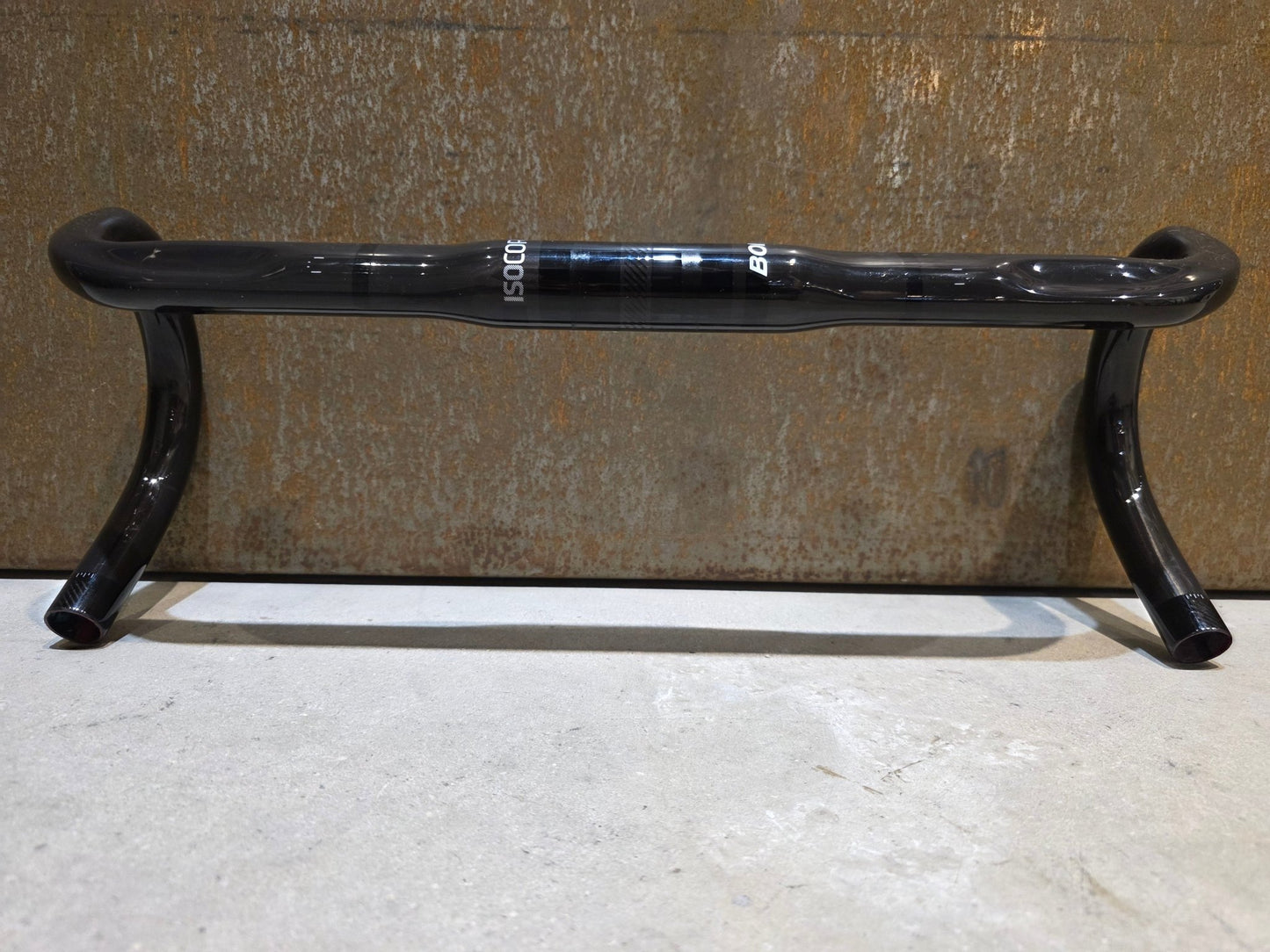 Lenker von Bontrager, BONTRAGER PRO ISOZONE VR - SF RENNRAD LENKER 440MM vor USEDBIKES - OB.DE Hintergrund