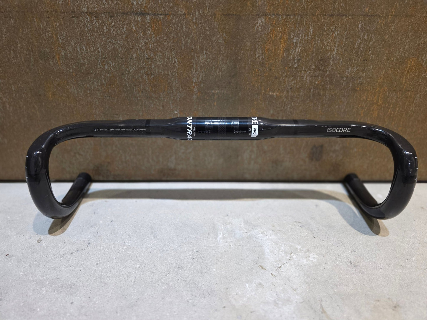 Lenker von Bontrager, BONTRAGER PRO ISOZONE VR - SF RENNRAD LENKER 440MM vor USEDBIKES - OB.DE Hintergrund