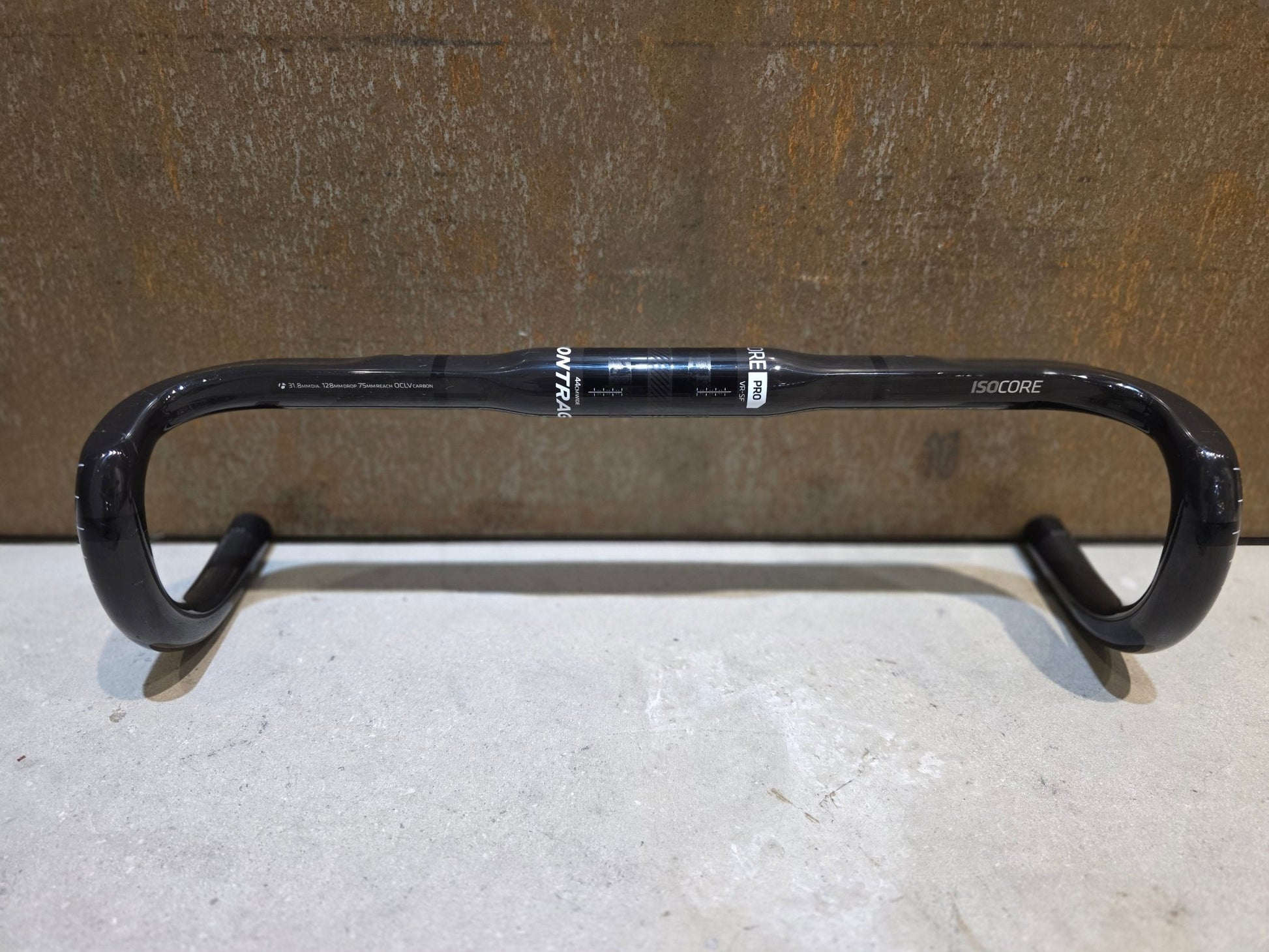 Lenker von Bontrager, BONTRAGER PRO ISOZONE VR - SF RENNRAD LENKER 440MM vor USEDBIKES - OB.DE Hintergrund