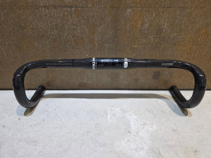 Lenker von Bontrager, BONTRAGER PRO ISOZONE VR - SF RENNRAD LENKER 440MM vor USEDBIKES - OB.DE Hintergrund
