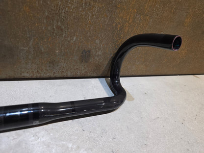 Lenker von Bontrager, BONTRAGER PRO ISOZONE VR - SF RENNRAD LENKER 440MM vor USEDBIKES - OB.DE Hintergrund