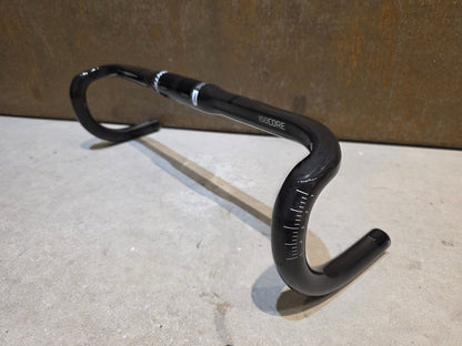 Lenker von Bontrager, BONTRAGER PRO ISOZONE VR - SF RENNRAD LENKER 440MM vor USEDBIKES - OB.DE Hintergrund