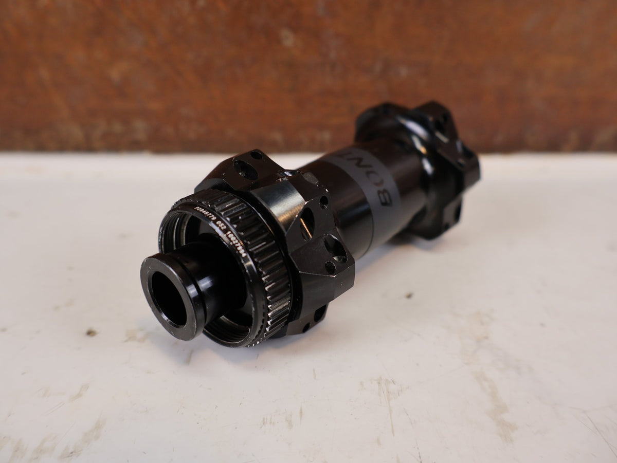 Zubehör von Bontrager, Bontrager Pro Nabe DT Swiss 350 Center Lock 24H 100x12mm vor USEDBIKES-OB.DE Hintergrund