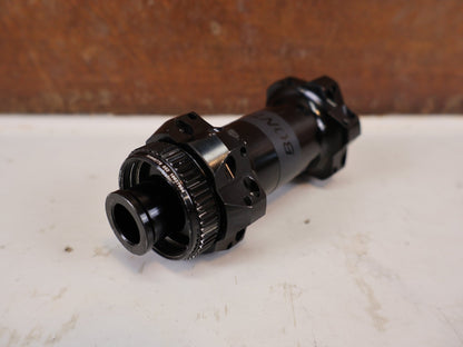 Zubehör von Bontrager, Bontrager Pro Nabe DT Swiss 350 Center Lock 24H 100x12mm vor USEDBIKES-OB.DE Hintergrund