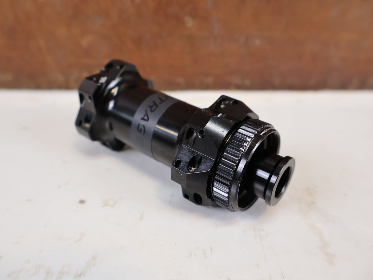 Zubehör von Bontrager, Bontrager Pro Nabe DT Swiss 350 Center Lock 24H 100x12mm vor USEDBIKES-OB.DE Hintergrund