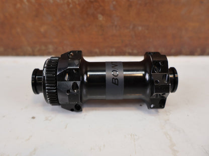 Zubehör von Bontrager, Bontrager Pro Nabe DT Swiss 350 Center Lock 24H 100x12mm vor USEDBIKES-OB.DE Hintergrund