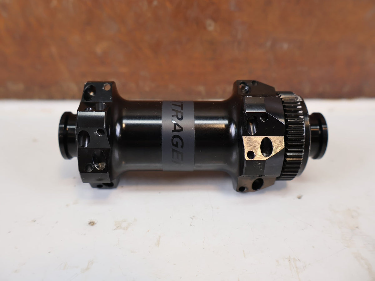 Zubehör von Bontrager, Bontrager Pro Nabe DT Swiss 350 Center Lock 24H 100x12mm vor USEDBIKES-OB.DE Hintergrund