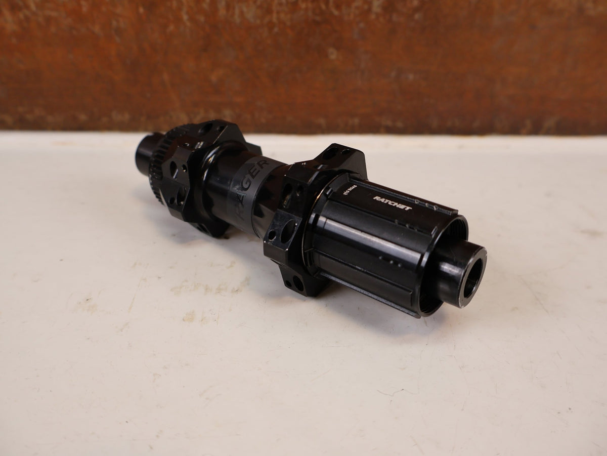 Zubehör von Bontrager, Bontrager Pro Nabe DT Swiss 350 Center Lock 24H Shimano HG vor USEDBIKES-OB.DE Hintergrund