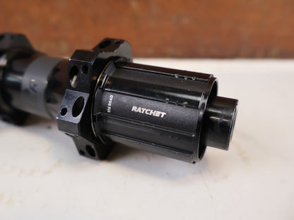 Zubehör von Bontrager, Bontrager Pro Nabe DT Swiss 350 Center Lock 24H Shimano HG vor USEDBIKES-OB.DE Hintergrund