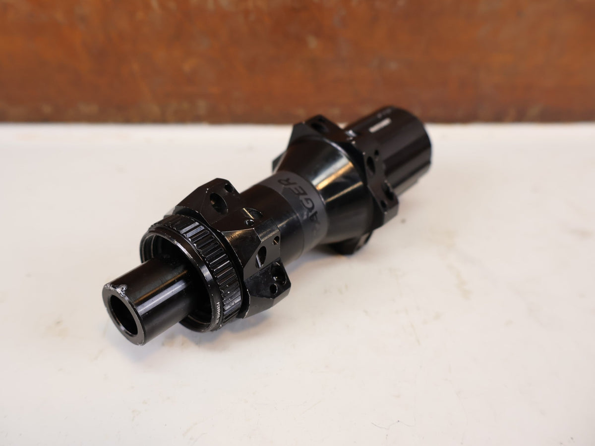 Zubehör von Bontrager, Bontrager Pro Nabe DT Swiss 350 Center Lock 24H Shimano HG vor USEDBIKES-OB.DE Hintergrund