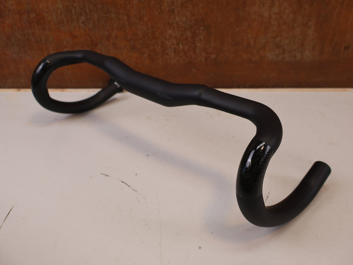 Lenker von Bontrager, Bontrager Pro Riser Carbon Rennradlenker 31.8mm 20mm Rise vor USEDBIKES-OB.DE Hintergrund