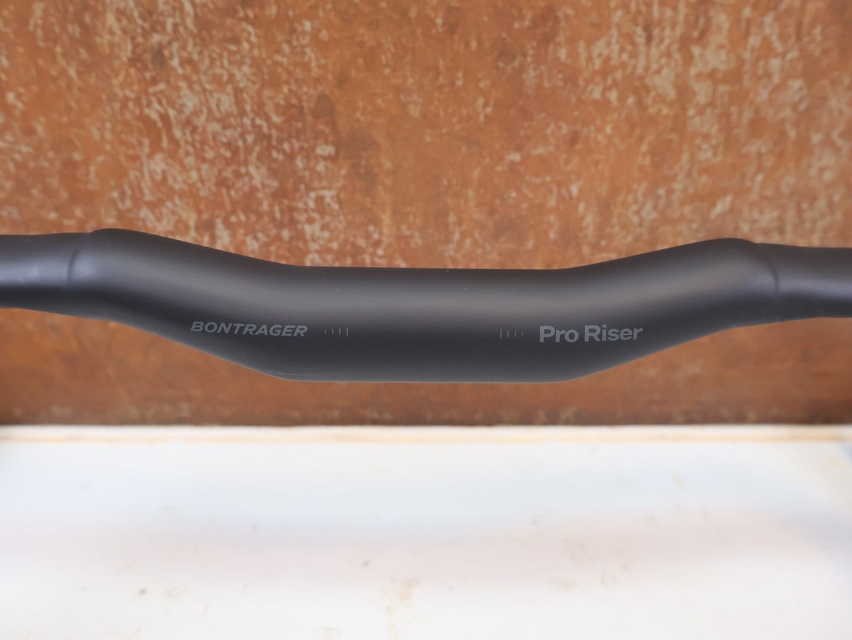 Lenker von Bontrager, Bontrager Pro Riser Carbon Rennradlenker 31.8mm 20mm Rise vor USEDBIKES-OB.DE Hintergrund