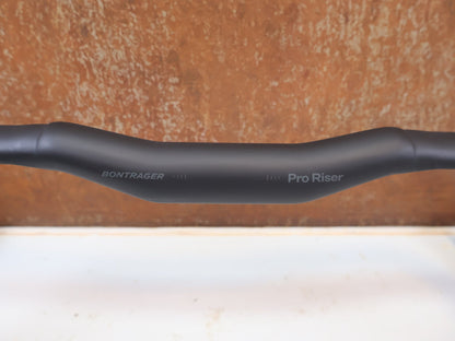 Lenker von Bontrager, Bontrager Pro Riser Carbon Rennradlenker 31.8mm 20mm Rise vor USEDBIKES-OB.DE Hintergrund