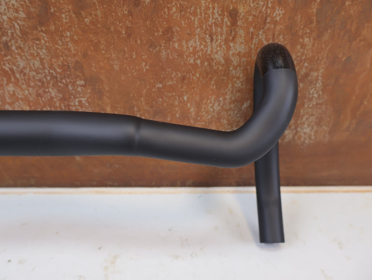 Lenker von Bontrager, Bontrager Pro Riser Carbon Rennradlenker 31.8mm 20mm Rise vor USEDBIKES-OB.DE Hintergrund
