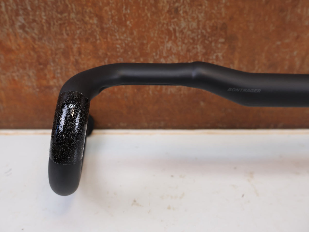 Lenker von Bontrager, Bontrager Pro Riser Carbon Rennradlenker 31.8mm 20mm Rise vor USEDBIKES-OB.DE Hintergrund
