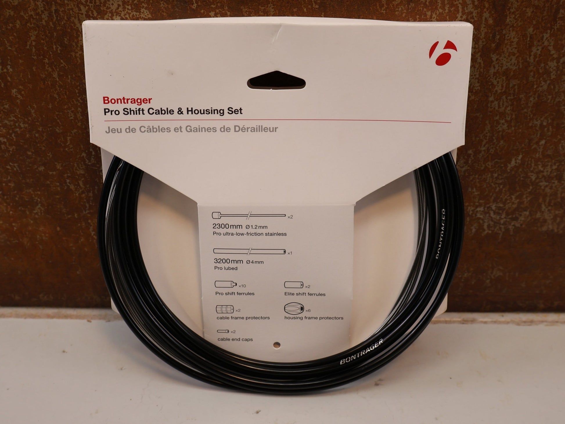Zubehör von Bontrager, BONTRAGER PRO SCHALTZUG SET / PREMIUM ZUGHÜLLEN KIT EDELSTAHL / SHIMANO SRAM vor USEDBIKES-OB.DE Hintergrund