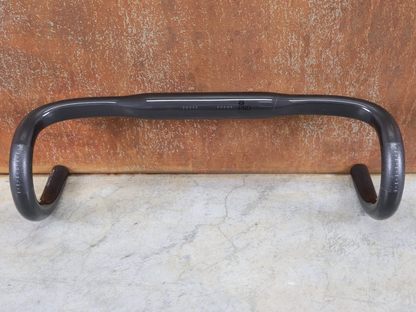 Lenker von Bontrager, BONTRAGER PRO VR - C RENNRADLENKER – OCLV CARBON – 400 MM vor USEDBIKES - OB.DE Hintergrund