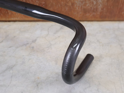 Lenker von Bontrager, BONTRAGER PRO VR - C RENNRADLENKER – OCLV CARBON – 400 MM vor USEDBIKES - OB.DE Hintergrund