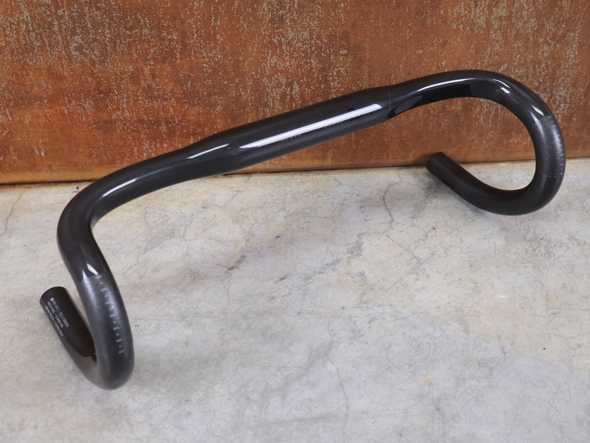 Lenker von Bontrager, BONTRAGER PRO VR - C RENNRADLENKER – OCLV CARBON – 400 MM vor USEDBIKES - OB.DE Hintergrund