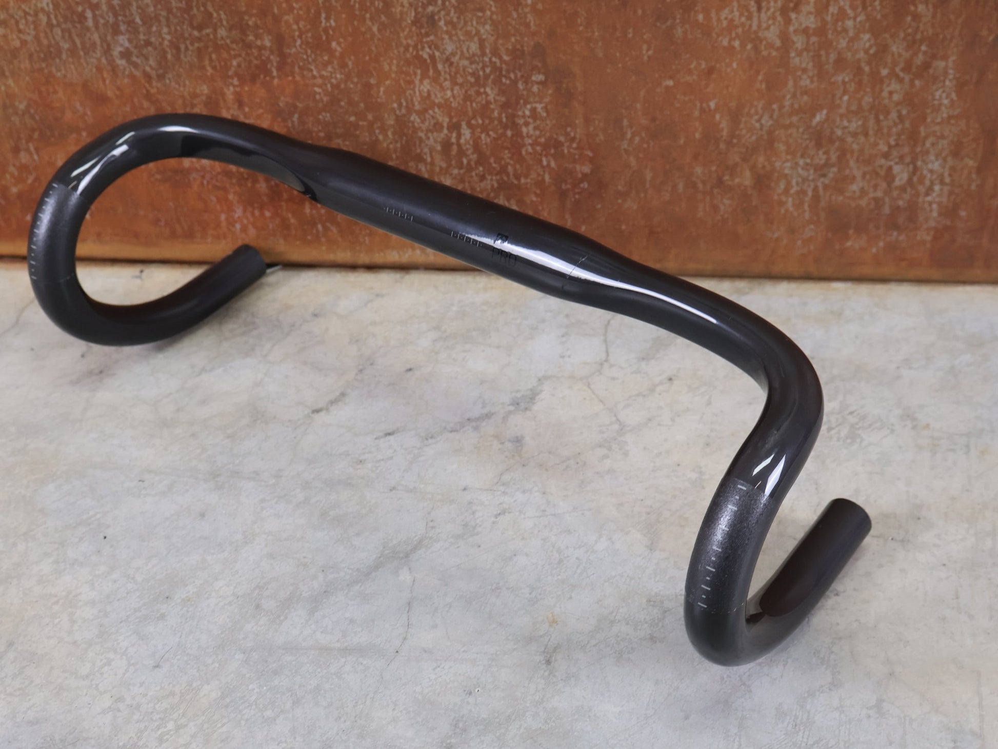 Lenker von Bontrager, BONTRAGER PRO VR - C RENNRADLENKER – OCLV CARBON – 400 MM vor USEDBIKES - OB.DE Hintergrund