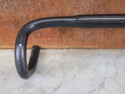 Lenker von Bontrager, BONTRAGER PRO VR - C RENNRADLENKER – OCLV CARBON – 400 MM vor USEDBIKES - OB.DE Hintergrund