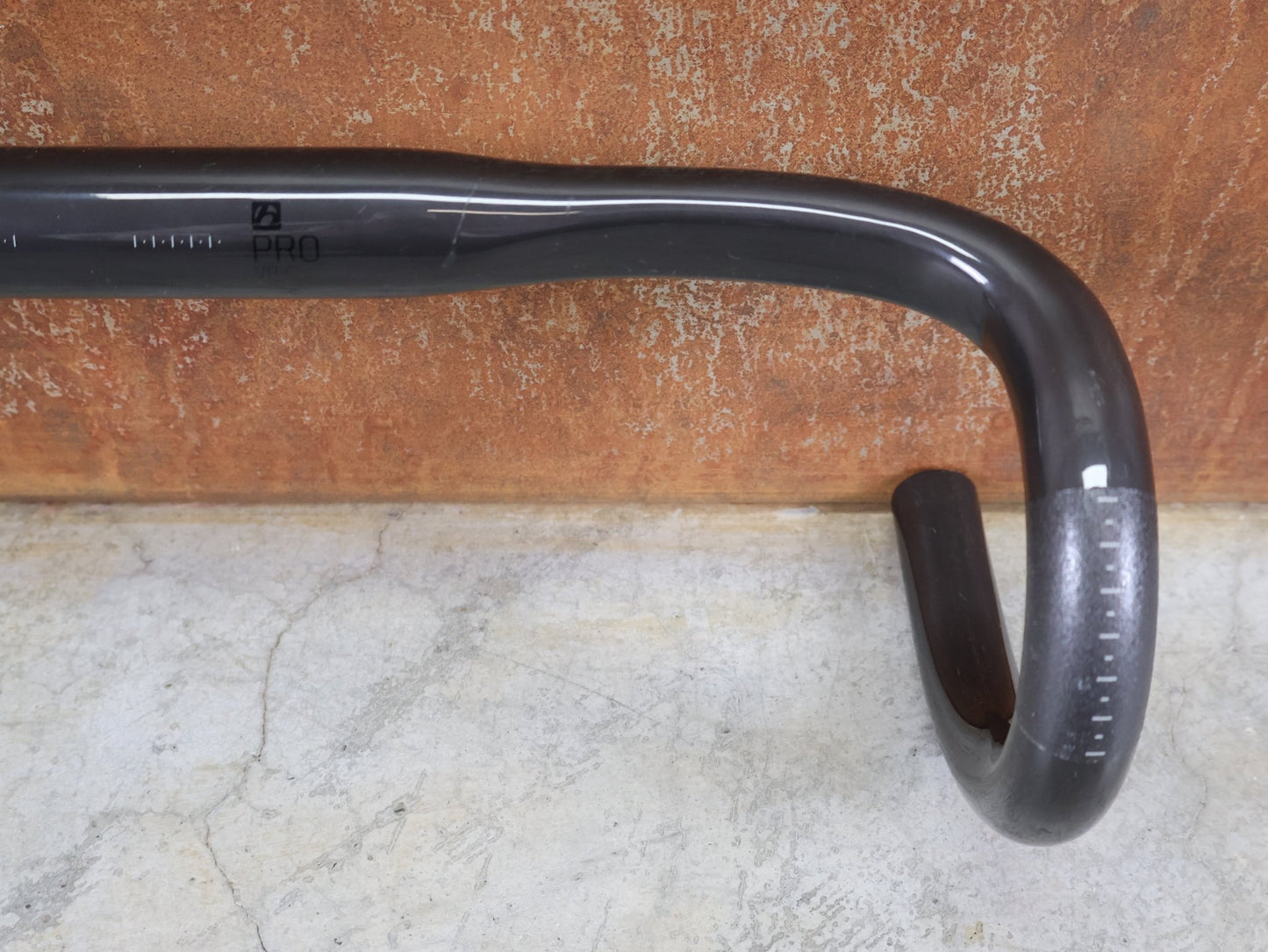 Lenker von Bontrager, BONTRAGER PRO VR - C RENNRADLENKER – OCLV CARBON – 400 MM vor USEDBIKES - OB.DE Hintergrund