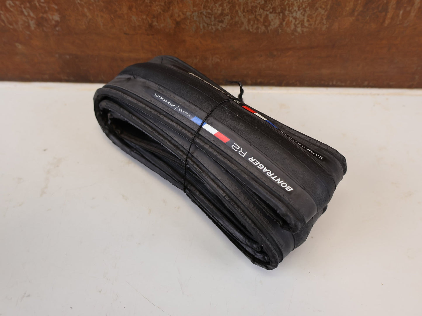 Reifen von Bontrager, BONTRAGER R2 HARD CASE LITE RENNRADREIFEN 700X23C vor USEDBIKES-OB.DE Hintergrund