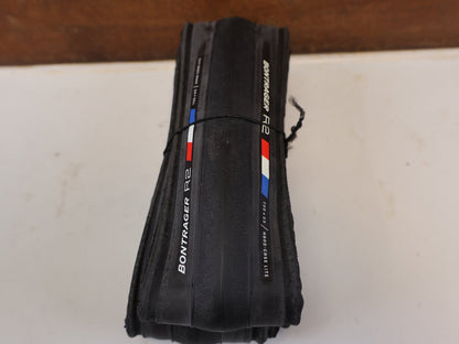Reifen von Bontrager, BONTRAGER R2 HARD CASE LITE RENNRADREIFEN 700X23C vor USEDBIKES-OB.DE Hintergrund